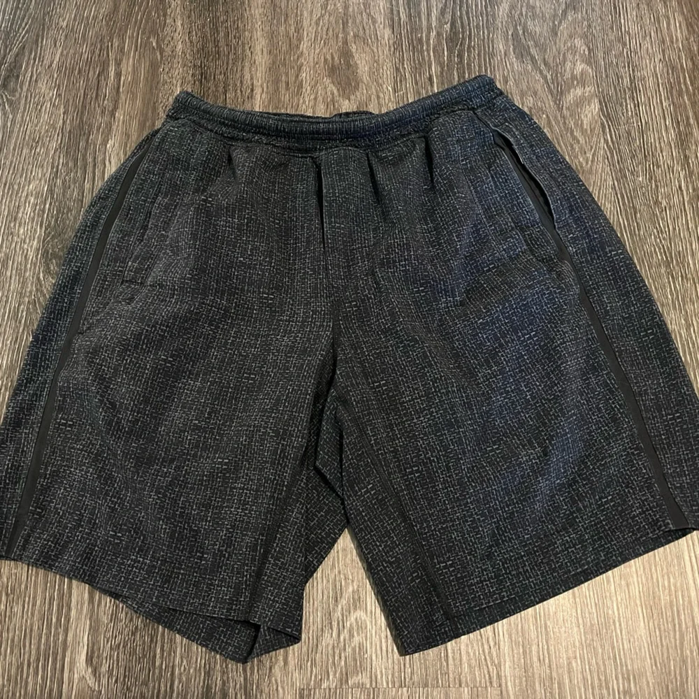 Lululemon Men’s Lined Shorts - Picture 1 of 7